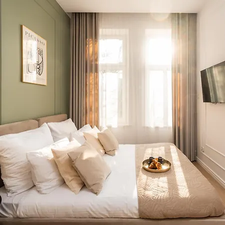 4 In A Beautiful Historic Old Town Building Occupy Whole Floor *