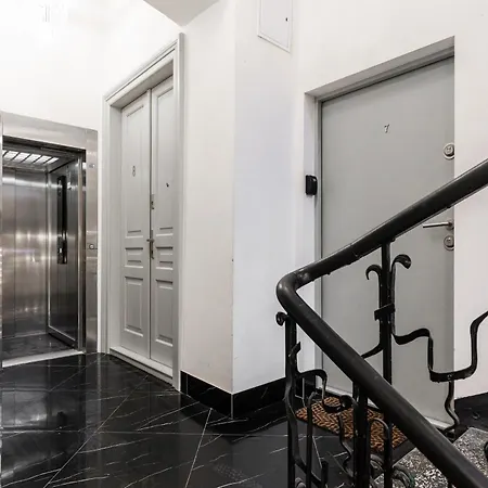 4 In A Beautiful Historic Old Town Building Occupy Whole Floor