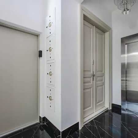 4 In A Beautiful Historic Old Town Building Occupy Whole Floor شقة *